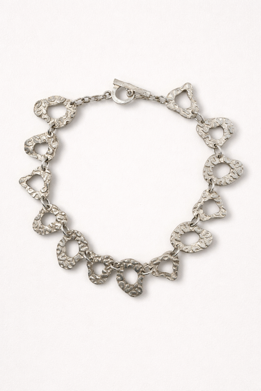 Collier Biche de Bère vintage en métal argenté texturé – maillons sculptés