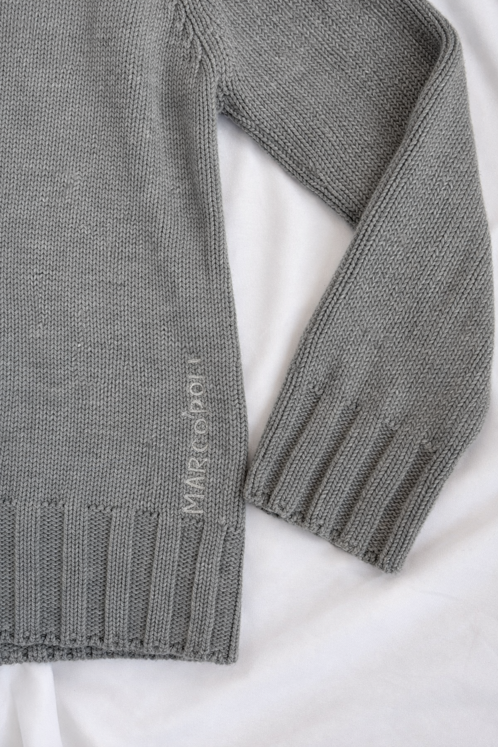 Pull Marc O’Polo en maille gris chiné – col montant boutonné – 100% coton