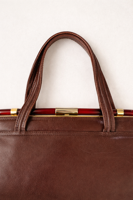 Sac à main vintage en cuir brun – Fermoir doré et cadre résine rouge