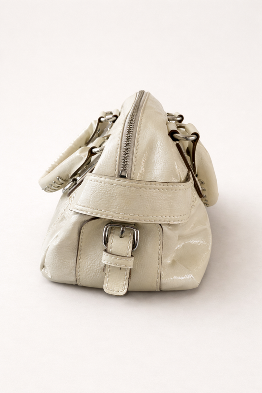 Guess — Sac à main en cuir verni crème