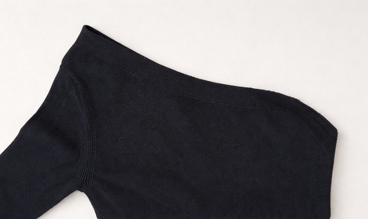 Robe asymétrique en maille côtelée Sandro Paris – Noir intemporel