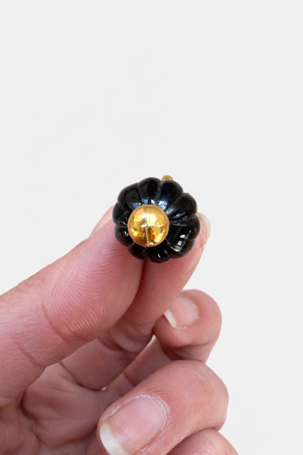 Pendentif Agatha Made in France en métal doré et perle noire – bijou vintage