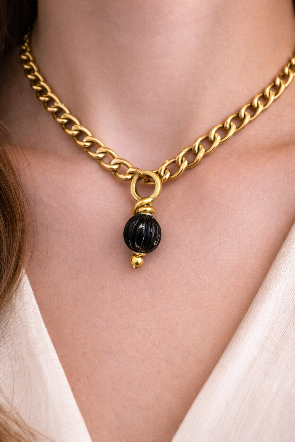 Pendentif Agatha Made in France en métal doré et perle noire – bijou vintage