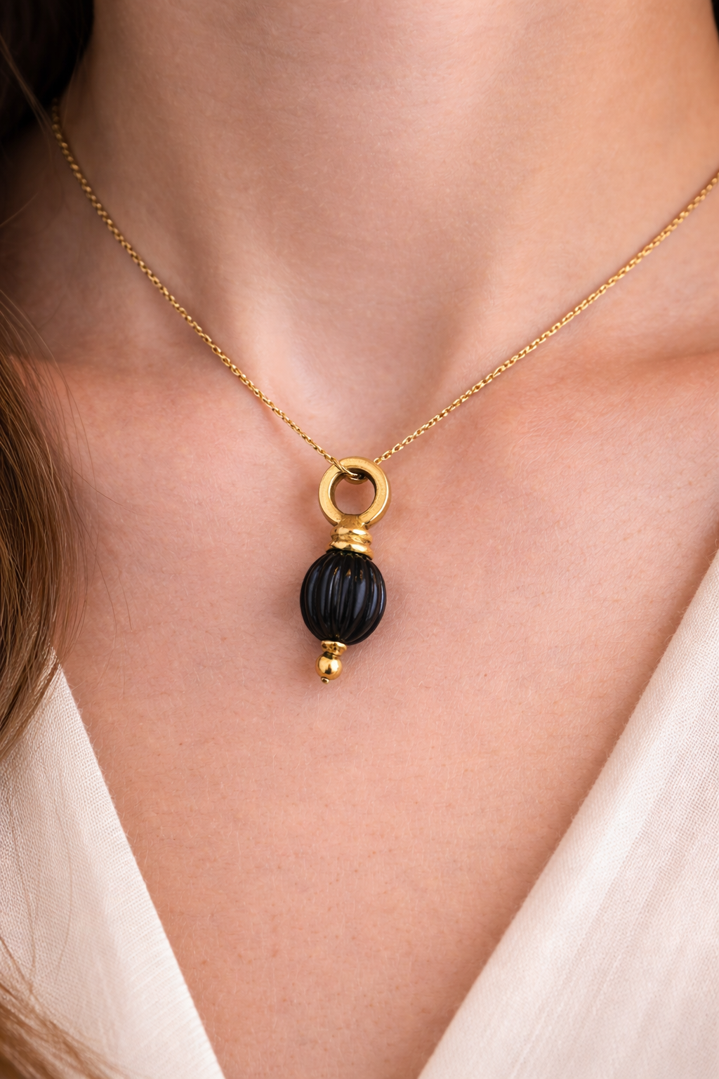 Pendentif Agatha Made in France en métal doré et perle noire – bijou vintage