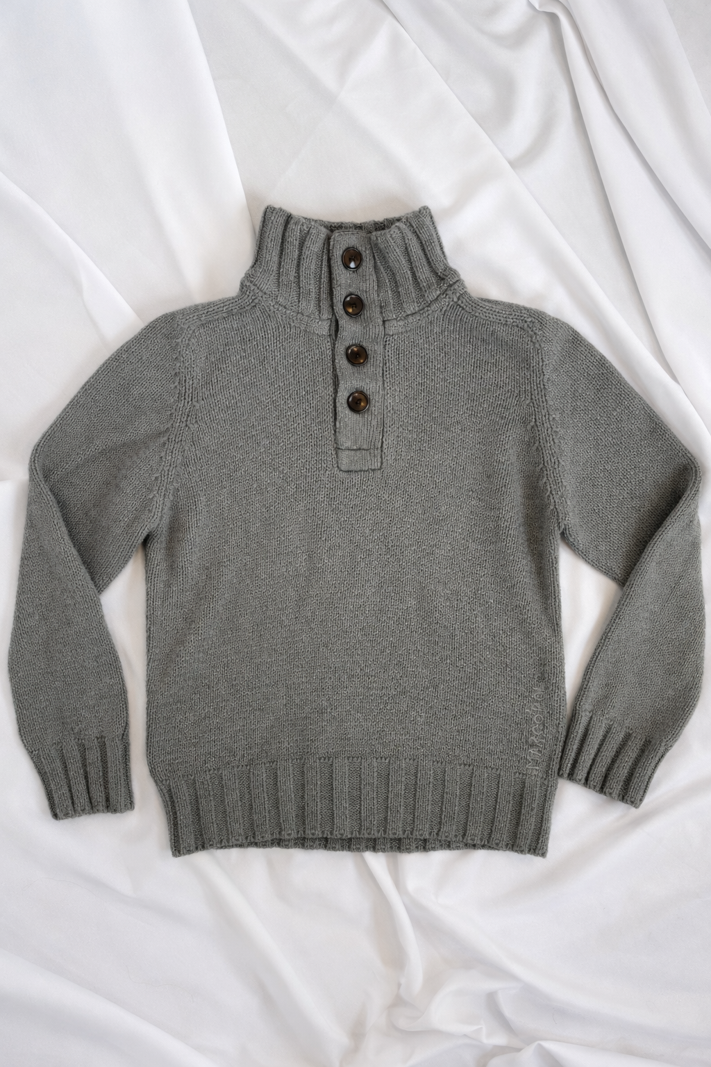 Pull Marc O’Polo en maille gris chiné – col montant boutonné – 100% coton