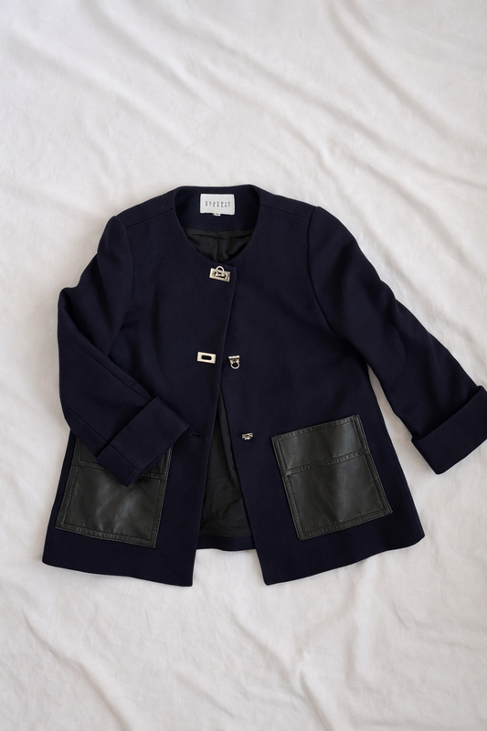 Claudie Pierlot – Manteau mi-saison structuré bleu marine à détails métalliques