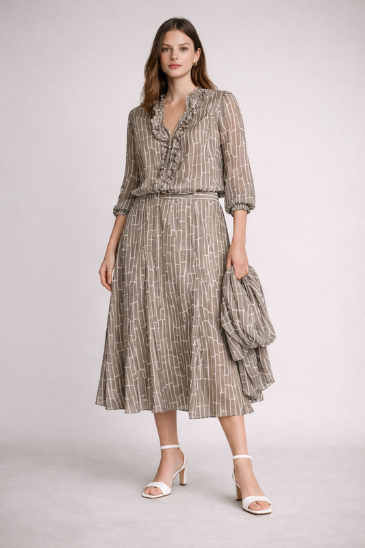 Un Jour Ailleurs – Ensemble blouse, jupe et écharpe à motifs taupe