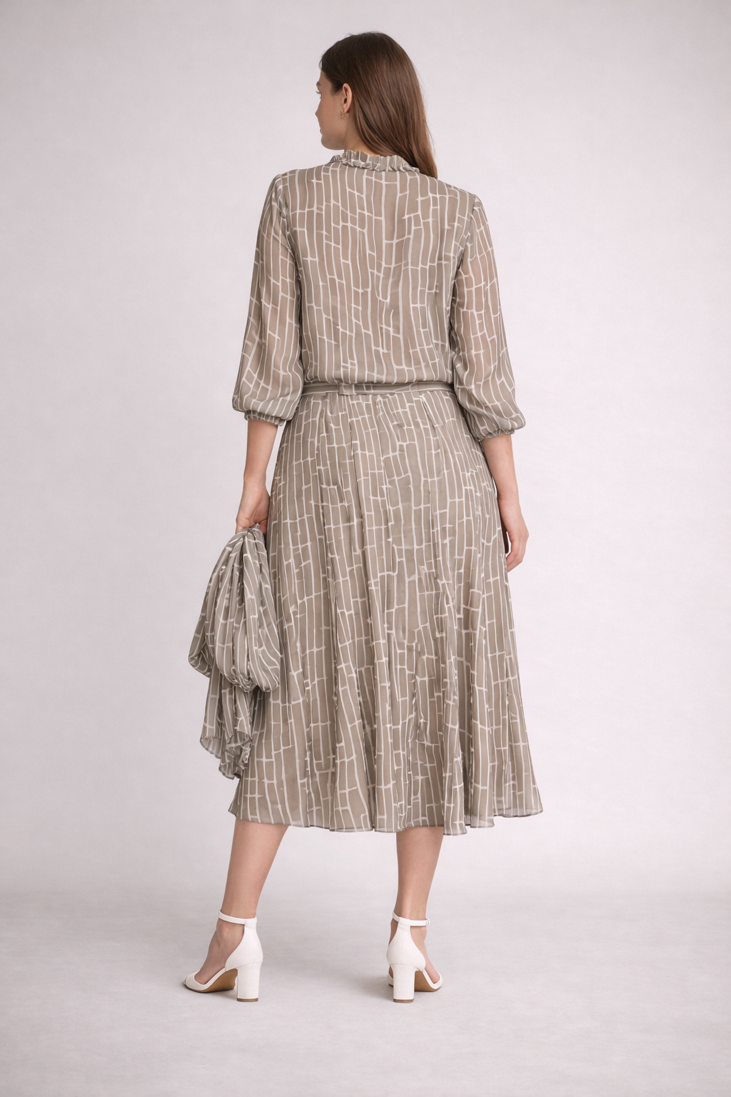 Un Jour Ailleurs – Ensemble blouse, jupe et écharpe à motifs taupe