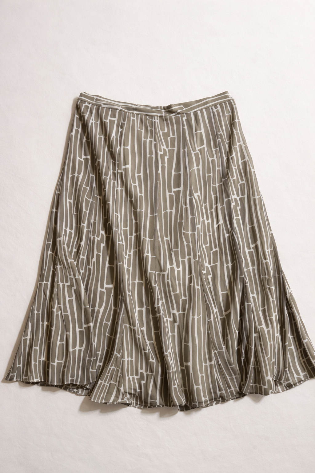 Un Jour Ailleurs – Ensemble blouse, jupe et écharpe à motifs taupe