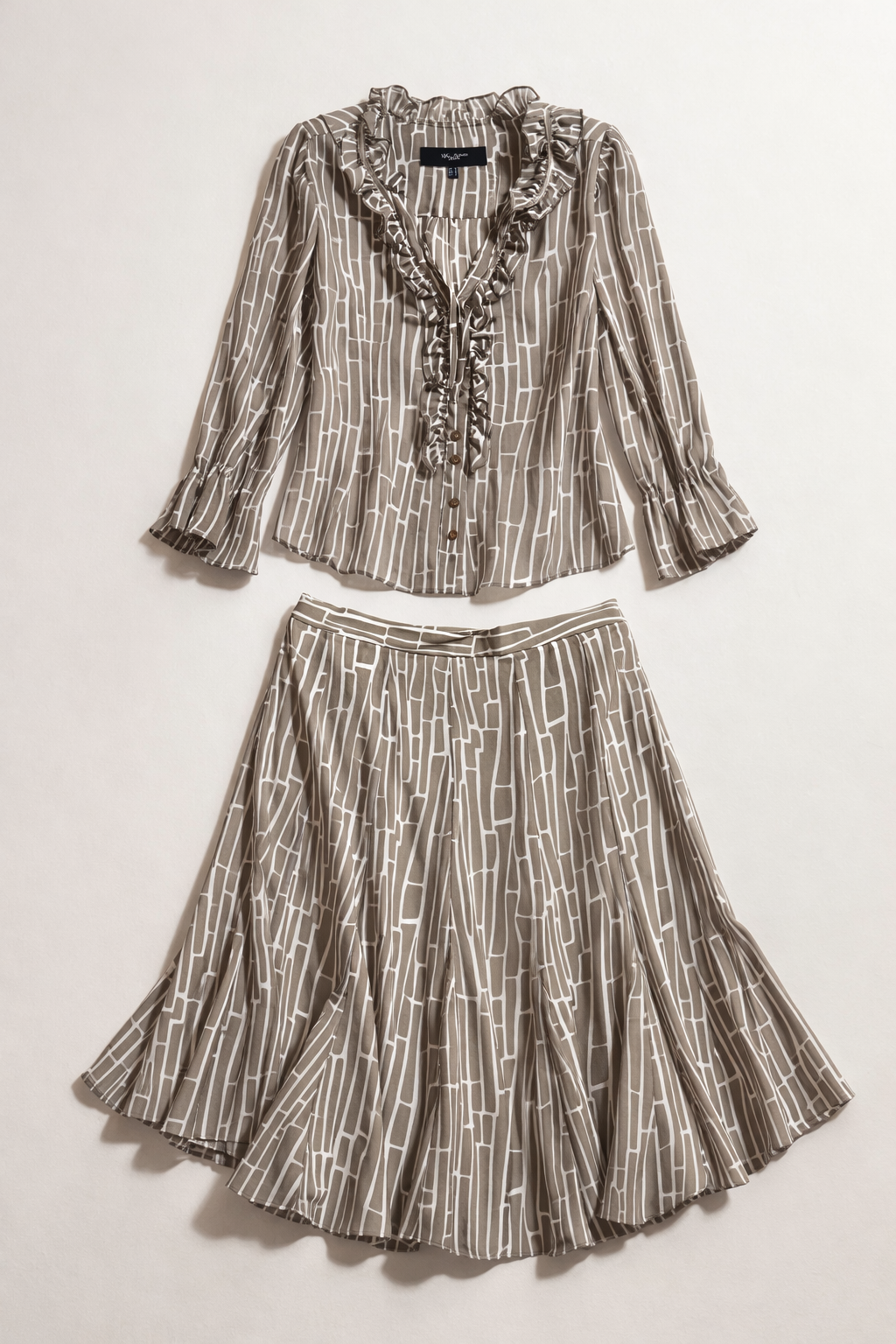 Un Jour Ailleurs – Ensemble blouse, jupe et écharpe à motifs taupe