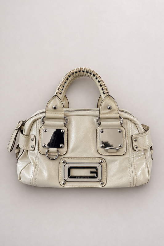 Guess — Sac à main en cuir verni crème
