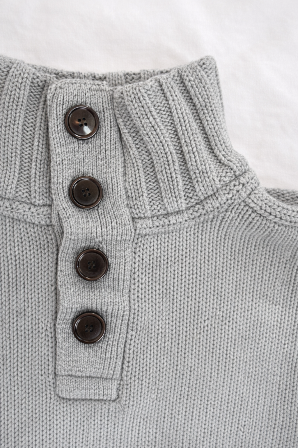 Pull Marc O’Polo en maille gris chiné – col montant boutonné – 100% coton